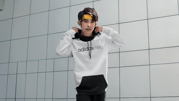 adidas neo全球首位青年創(chuàng)意官，易烊千璽百變造型滿滿正能量