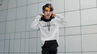 十分默契！易烊千璽率性加盟adidas neo活力大家族