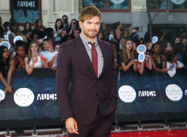 Kellan Lutz 身著杰尼亞出席Much Music頒獎(jiǎng)禮 