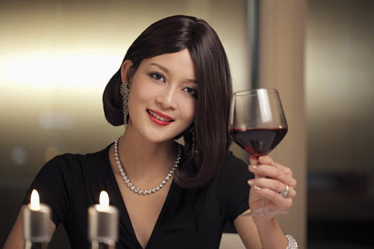 氣質女人如何優(yōu)雅地拿酒杯？