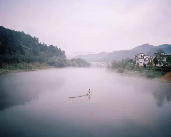 暴雨來臨前，位于中國(guó)江西省的長(zhǎng)江支流，拍攝于2015年。