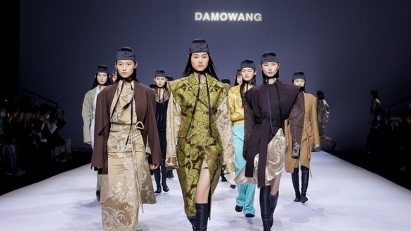 拂塵踏月，錦衣夜行——DAMOWANG·韓磊于中國國際時裝周發(fā)布2021秋冬最新系列