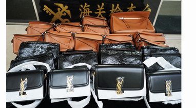 全是假貨！拱北口岸查獲25個“LOEWE”“YSL”奢侈品包袋