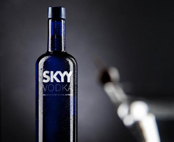 深藍(lán)伏特加 SKYY 推出首款絨毛酒瓶伏特加