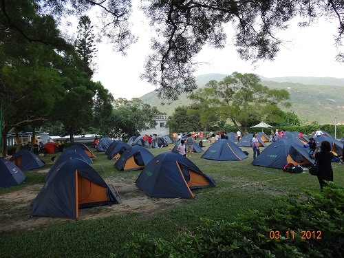 香港大潭童軍中心營(yíng)地上，搭建了過百戶外帳篷。