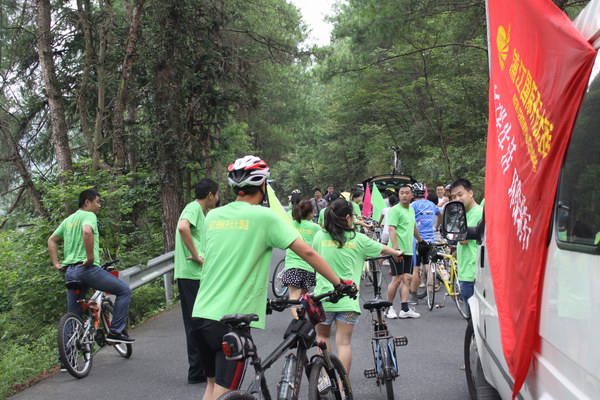 9月1日，浦江國(guó)際開(kāi)元大酒店舉行了“開(kāi)元自行車騎行日”綠色騎行活動(dòng)，以騎自行車、撿拾仙華水庫(kù)邊垃圾等形式，倡導(dǎo)“低碳、綠色、環(huán)保”的生活方式。