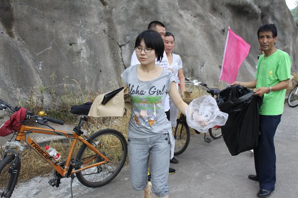 9月1日，浦江國(guó)際開(kāi)元大酒店舉行了“開(kāi)元自行車騎行日”綠色騎行活動(dòng)，以騎自行車、撿拾仙華水庫(kù)邊垃圾等形式，倡導(dǎo)“低碳、綠色、環(huán)保”的生活方式。