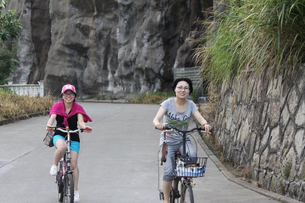 9月1日，浦江國(guó)際開(kāi)元大酒店舉行了“開(kāi)元自行車騎行日”綠色騎行活動(dòng)，以騎自行車、撿拾仙華水庫(kù)邊垃圾等形式，倡導(dǎo)“低碳、綠色、環(huán)保”的生活方式。